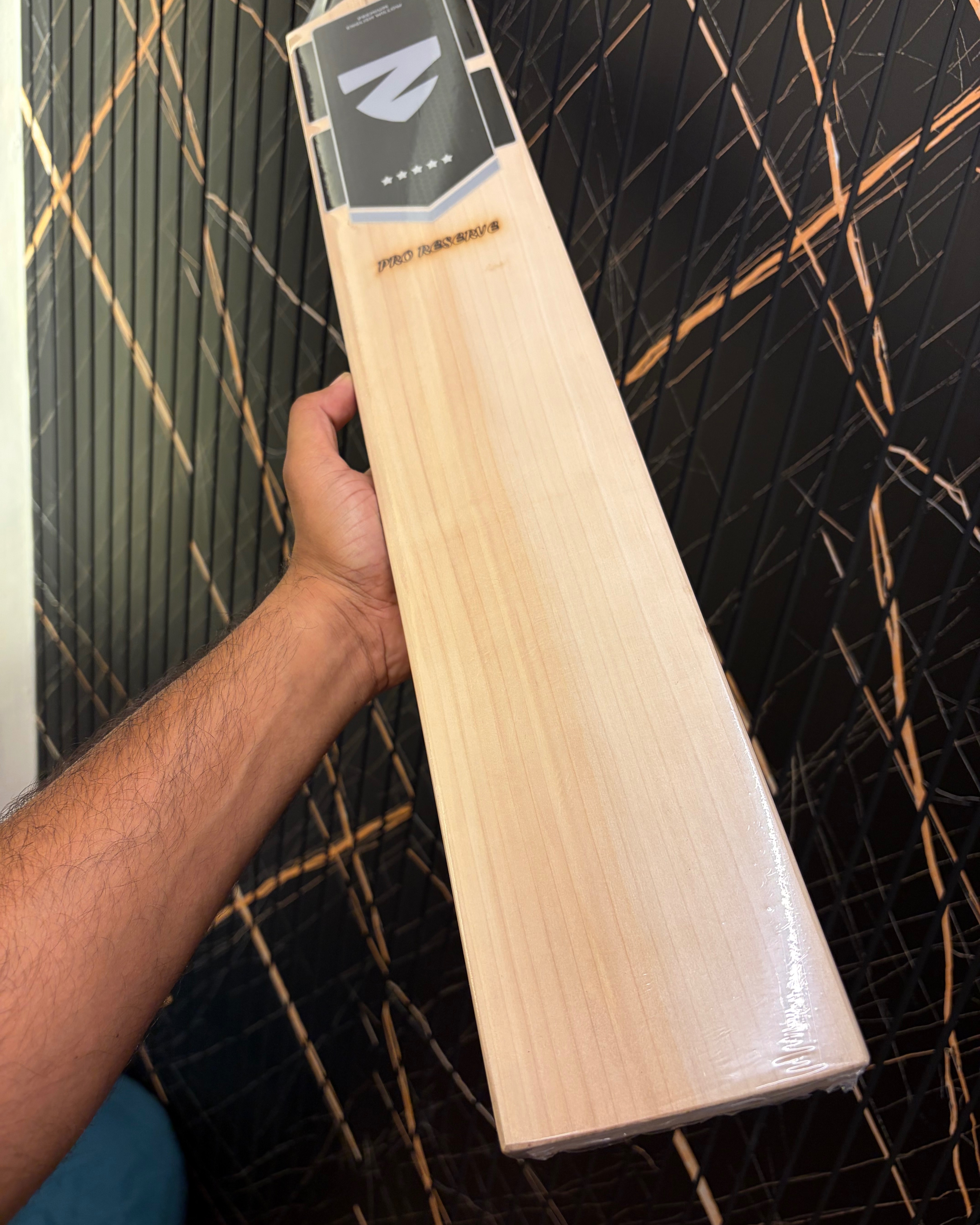 Pro Reserve - International Player Grade Willow Cricket Bat 1